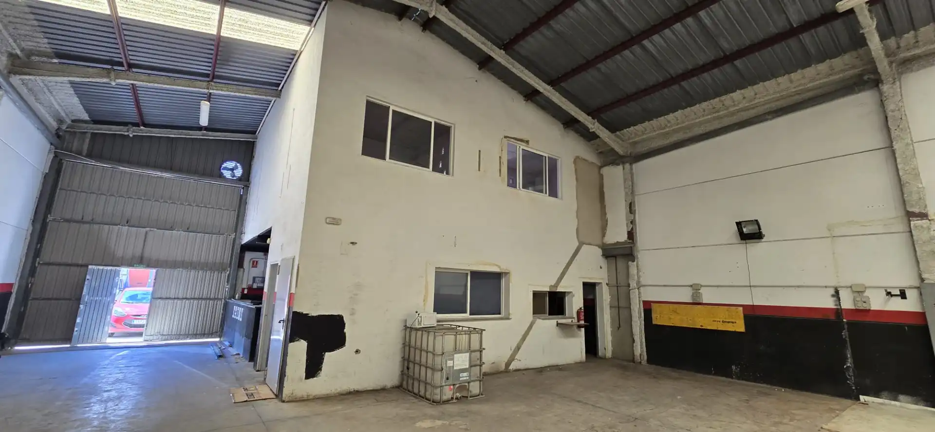 Außenansicht von Fabrikhallen zur Miete in Jerez de la Frontera