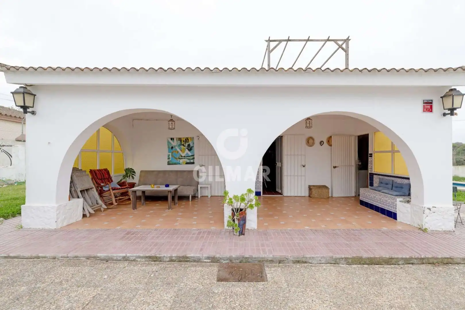 Vista exterior de Casa o xalet en venda en Chiclana de la Frontera amb Jardí privat i Piscina