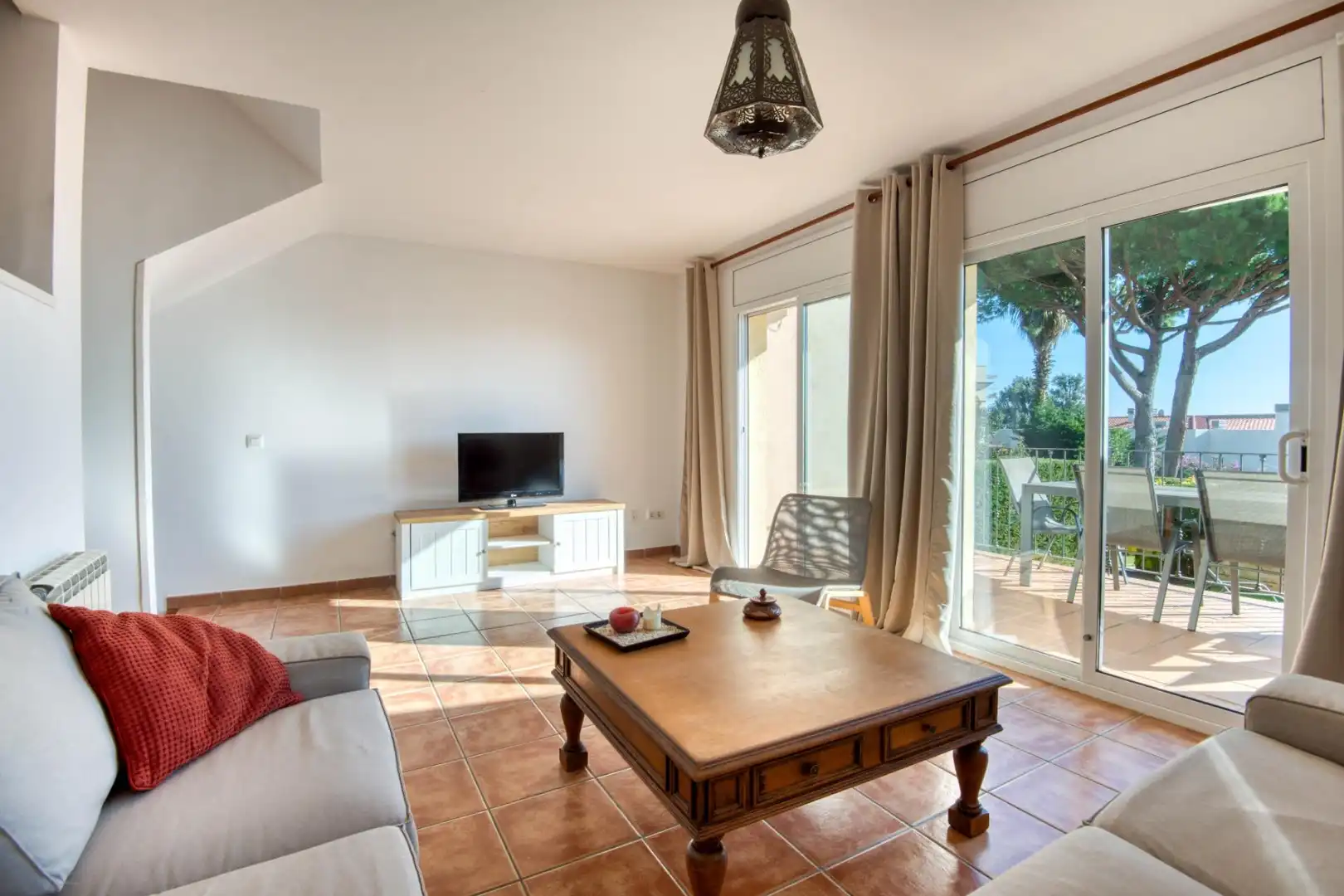 Sala d'estar de Casa adosada en venda en Sant Feliu de Guíxols amb Aire condicionat, Calefacció i Jardí privat