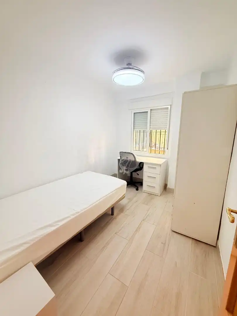 Schlafzimmer von Wohnung zur Miete in Málaga mit Möbliert, Ofen und Waschmaschine