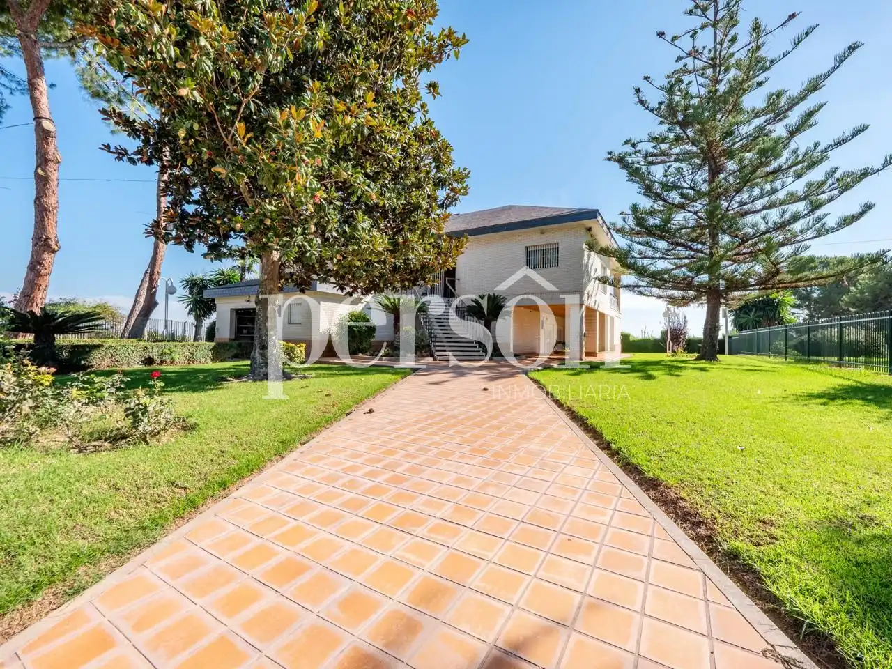 Vista exterior de Casa o xalet en venda en Chiva amb Aire condicionat, Calefacció i Jardí privat