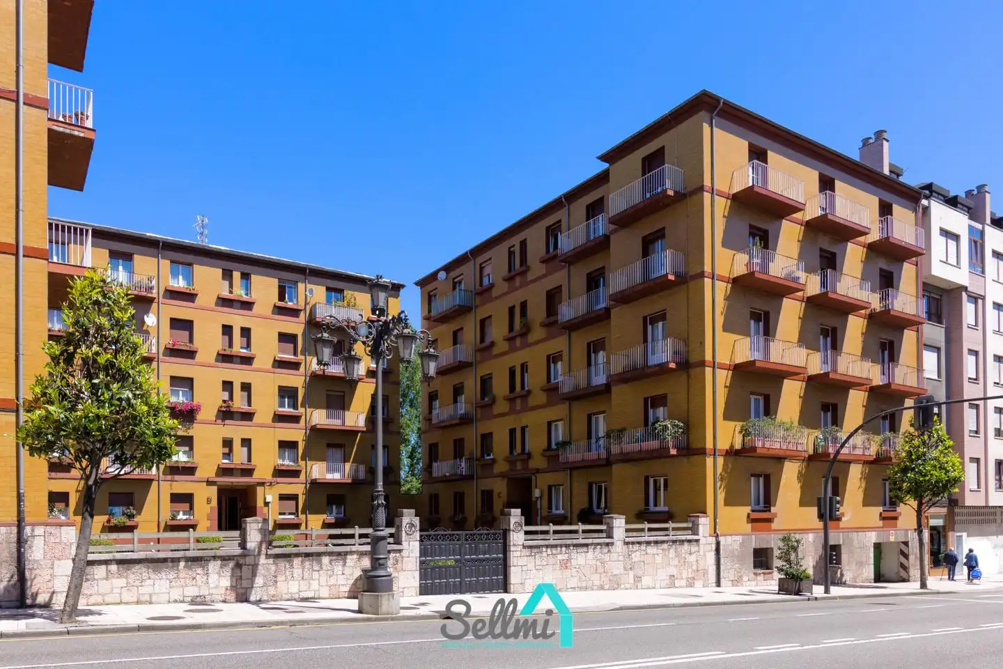 Außenansicht von Wohnung zum Verkauf in Oviedo  mit Heizung, Parkett und Terrasse