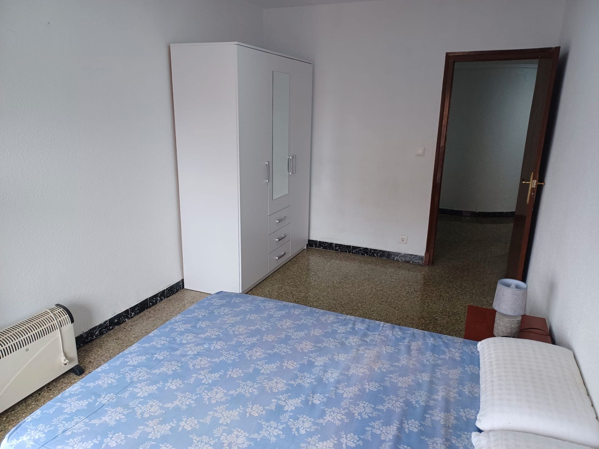 Habitación de Piso de alquiler en  Zaragoza Capital con Aire acondicionado, Calefacción y Amueblado
