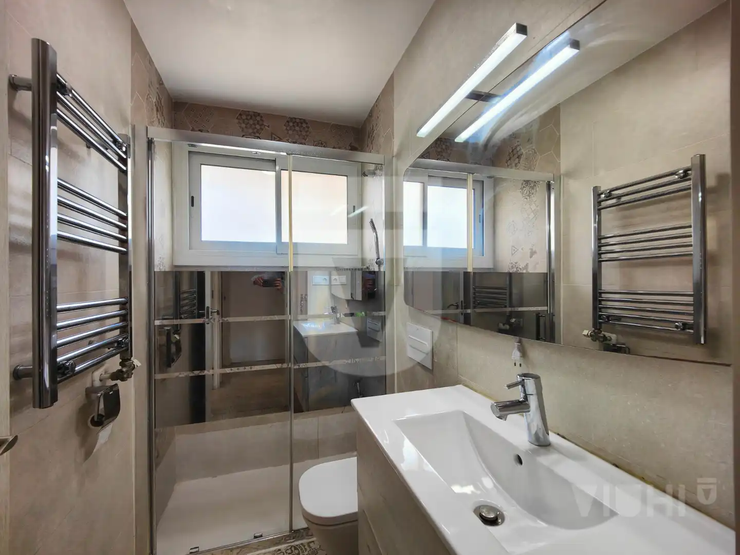 Bathroom of Flat for sale in Barcelona  with Air Conditioner, Heating and Parquet flooring