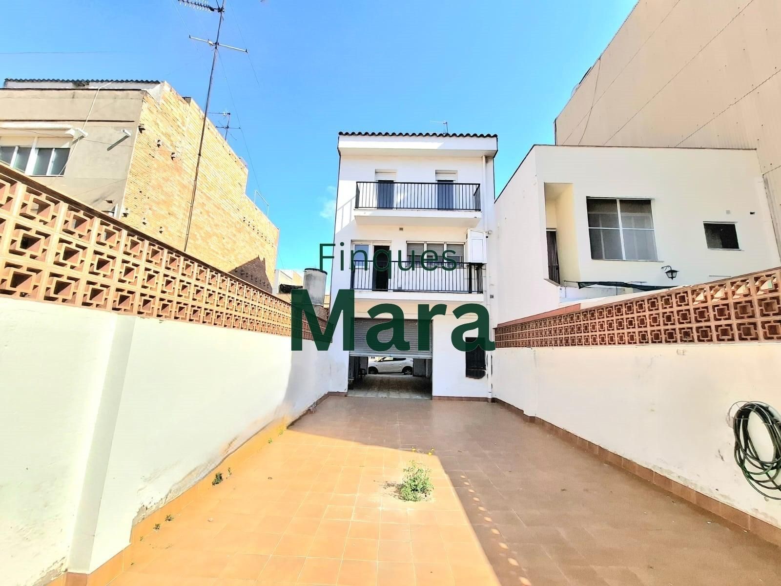 Vista exterior de Casa o xalet en venda en Sant Boi de Llobregat amb Calefacció, Terrassa i Balcó