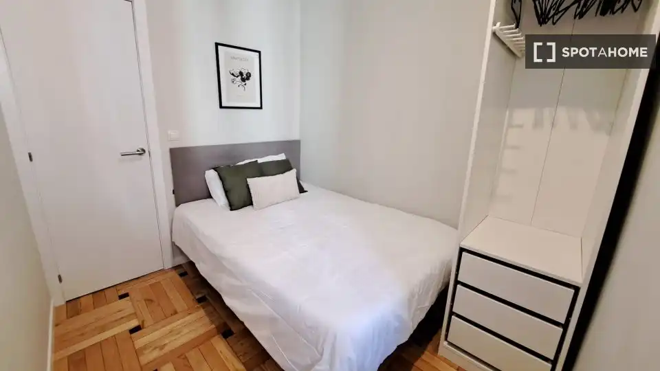 Dormitori de Pis per a compartir en Madrid amb Aire condicionat, Terrassa i Moblat
