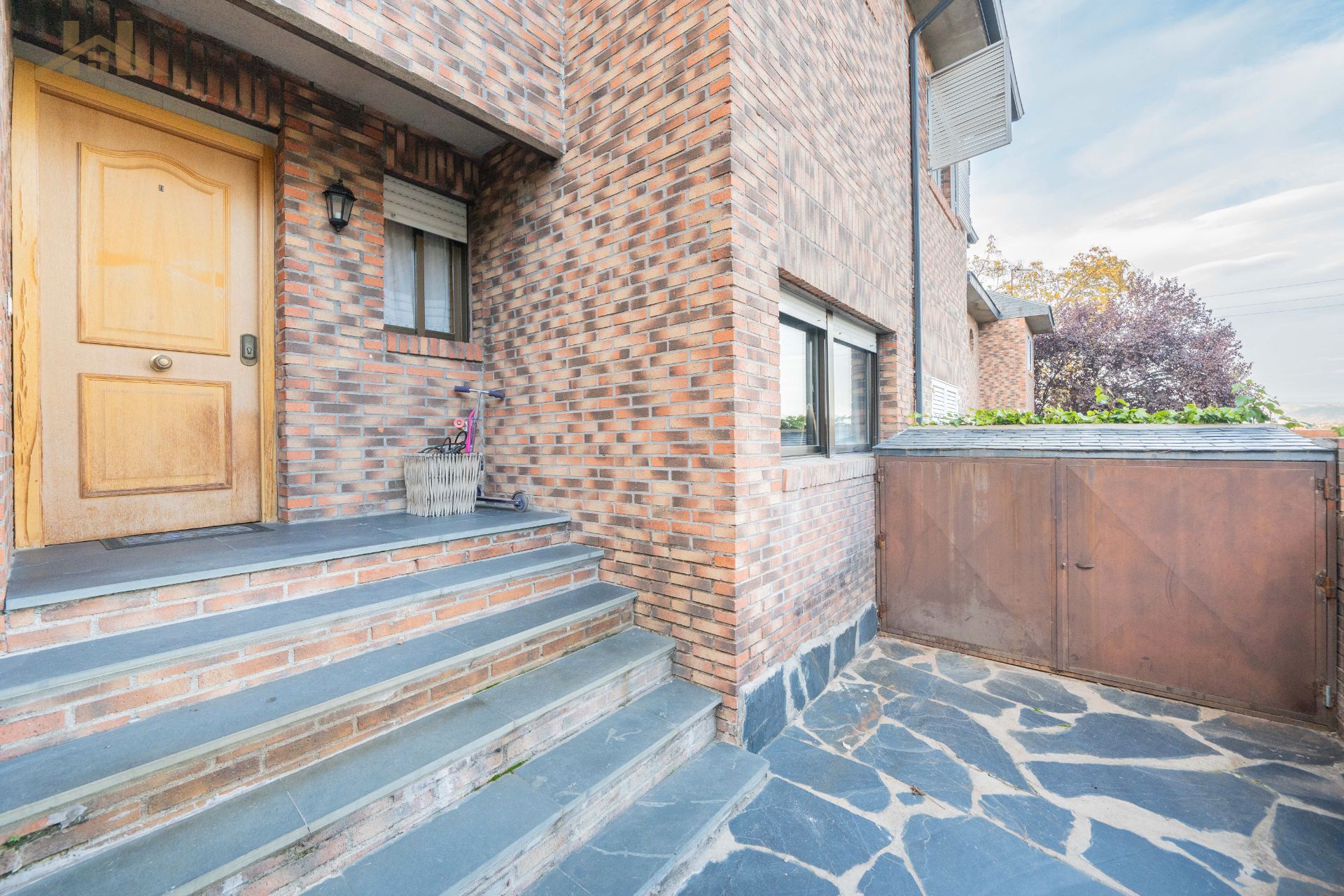 Vista exterior de Casa adosada en venta en Galapagar con Calefacción, Jardín privado y Balcón