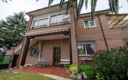 Vista exterior de Casa o xalet en venda en El Astillero   amb Calefacció, Jardí privat i Terrassa