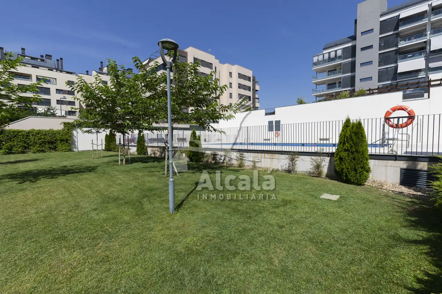 Vista exterior de Àtic en venda en Rivas-Vaciamadrid amb Aire condicionat, Calefacció i Jardí privat