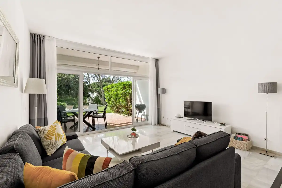 Sala d'estar de Casa adosada en venda en Marbella amb Aire condicionat, Jardí privat i Terrassa
