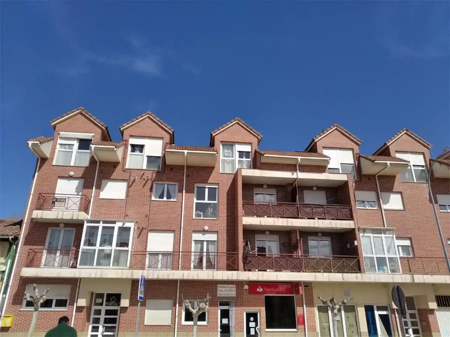 Vista exterior de Pis en venda en Villaturiel amb Parquet, Traster i Moblat