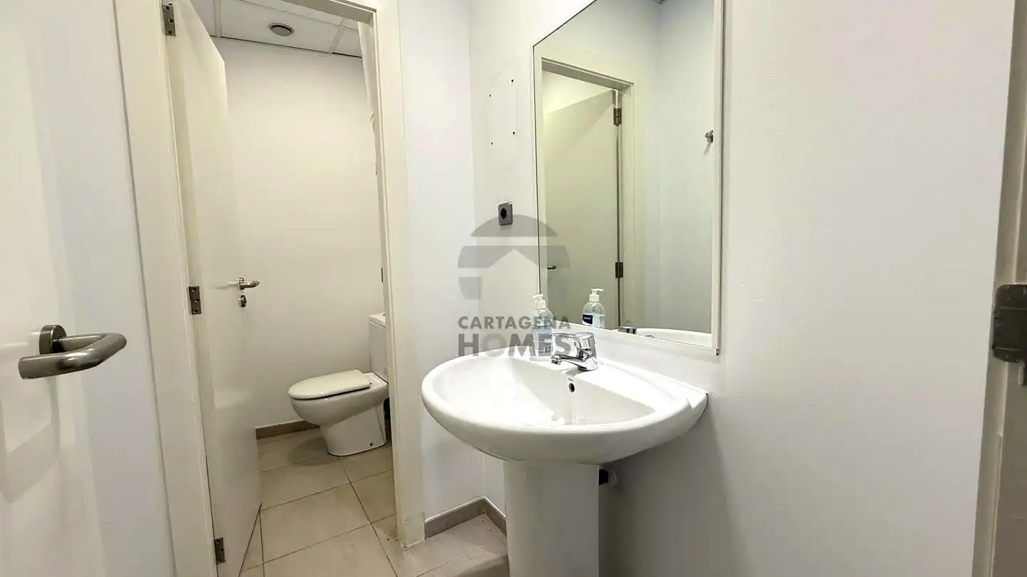 Baño de Local en venta en Cartagena con Aire acondicionado