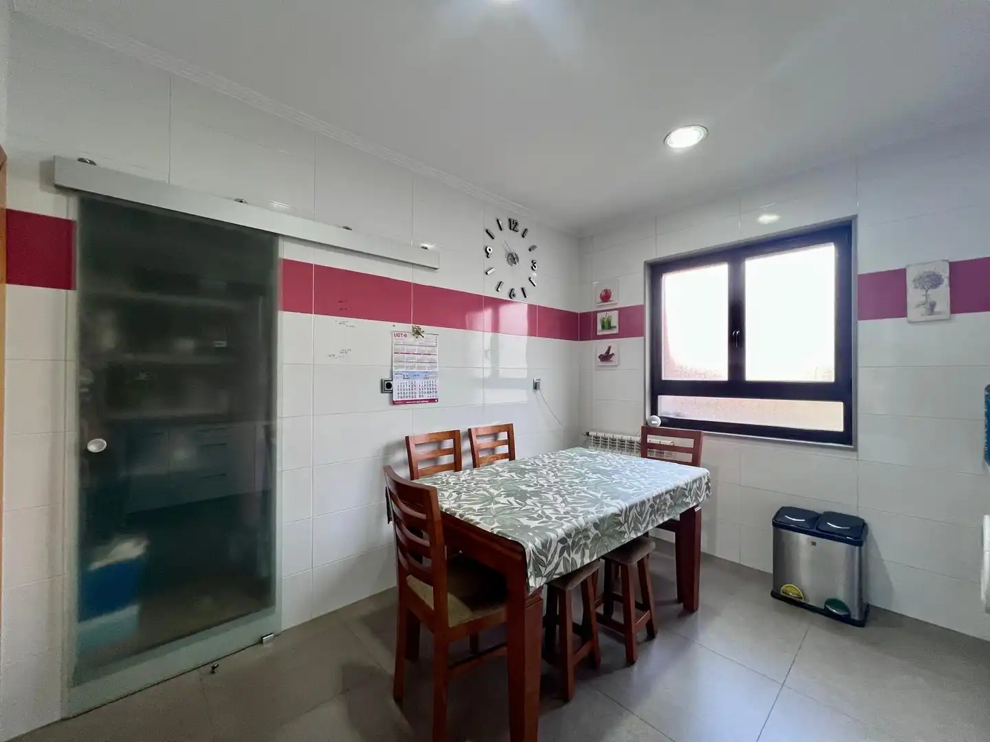 Cuina de Casa o xalet en venda en Oviedo  amb Calefacció i Traster