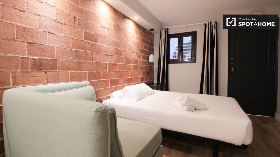 Dormitori de Pis de lloguer en  Barcelona Capital amb Aire condicionat, Calefacció i Moblat