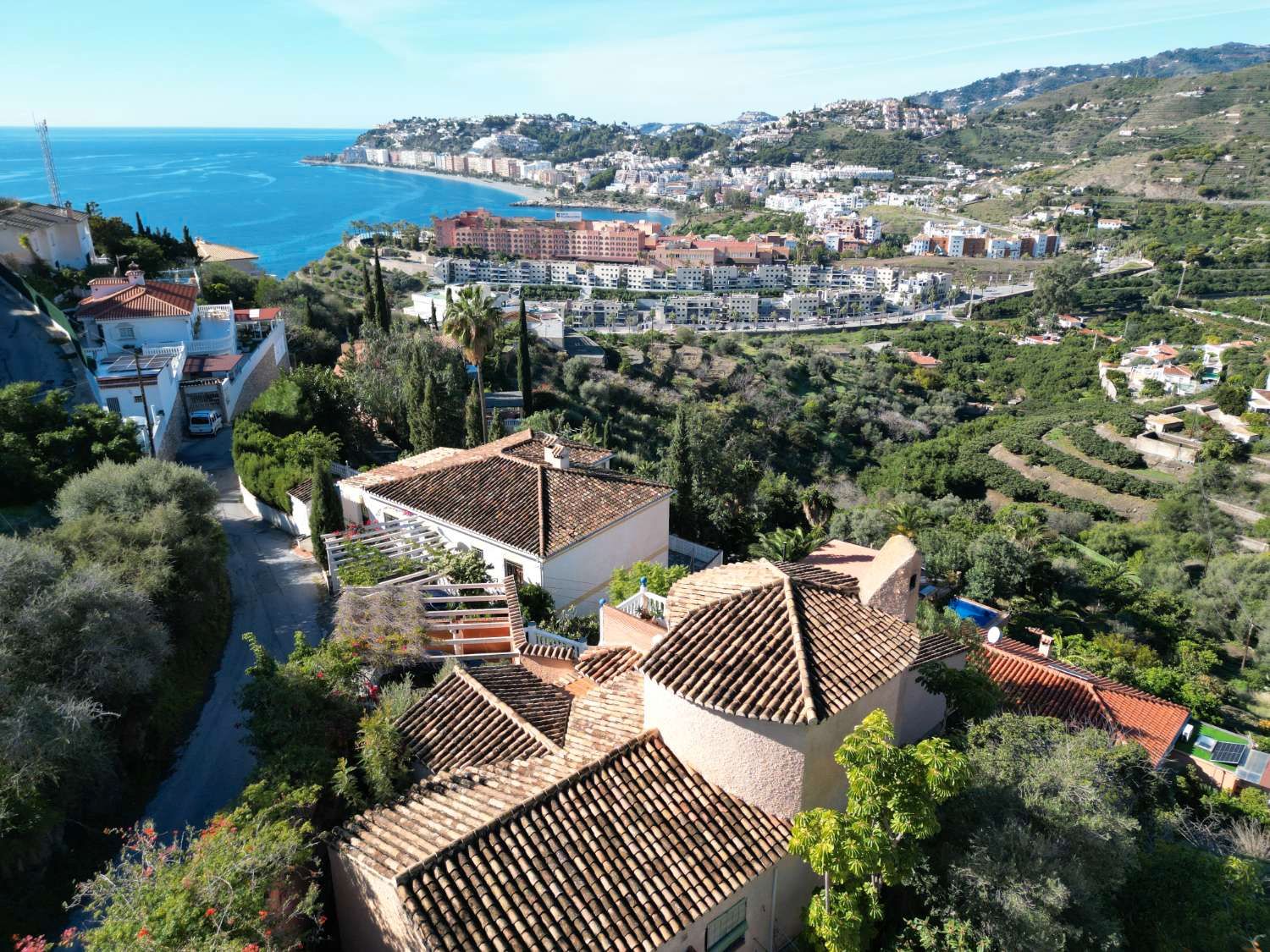 Vista exterior de Casa o xalet en venda en Almuñécar amb Aire condicionat, Calefacció i Terrassa