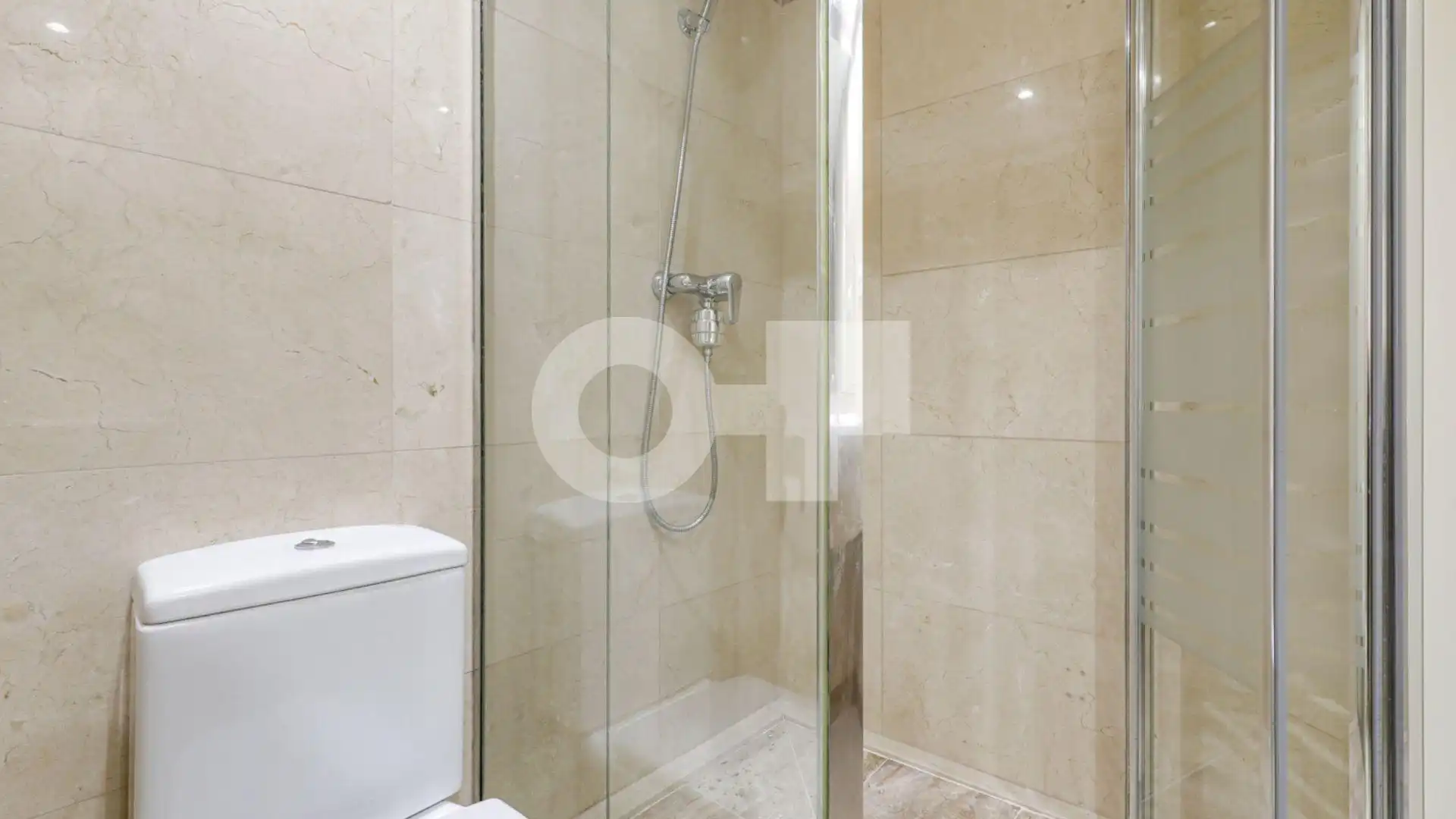 Badezimmer von Wohnungen zum Verkauf in Barcelona mit Heizung, Terrasse und Abstellraum