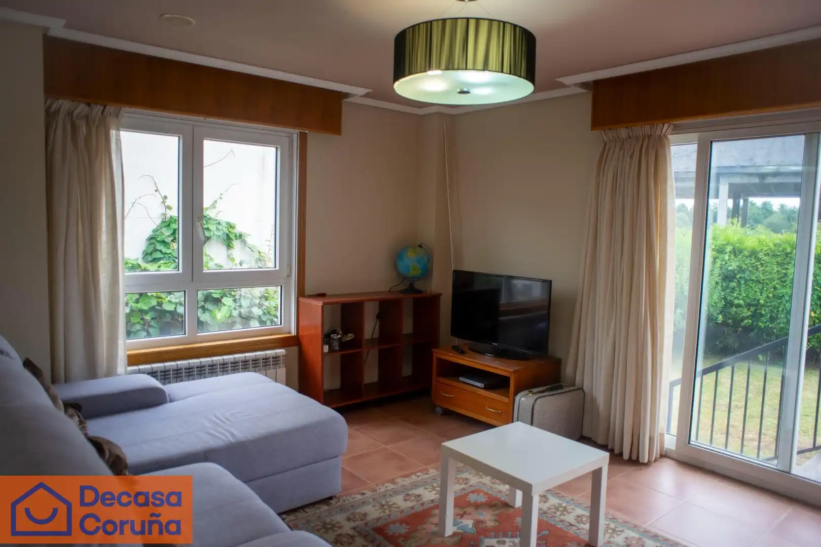 Sala de estar de Casa o chalet de alquiler en Oleiros con Calefacción, Parquet y Terraza