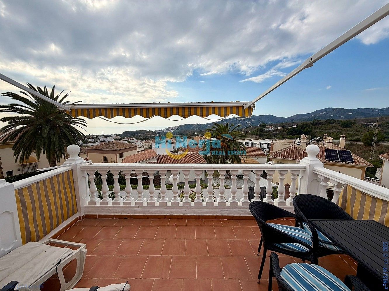 Vista exterior de Casa adosada en venda en Nerja amb Terrassa, Piscina i Moblat