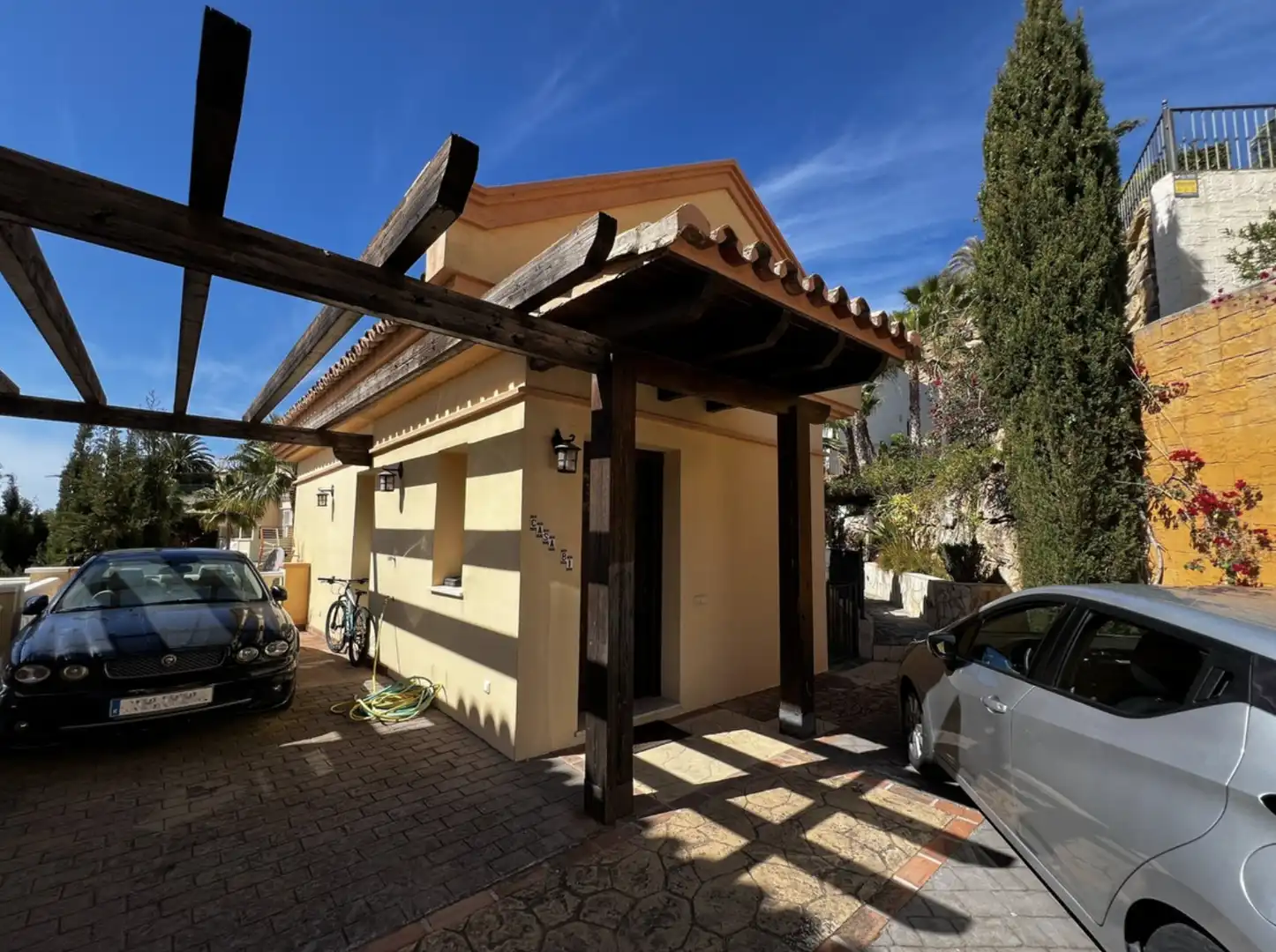 Vista exterior de Casa o xalet en venda en Istán amb Aire condicionat, Jardí privat i Terrassa