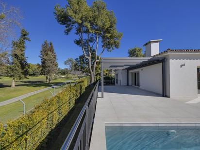 Swimming pool of House or chalet for sale in Marbella  with Air Conditioner, Private garden and Terrace
