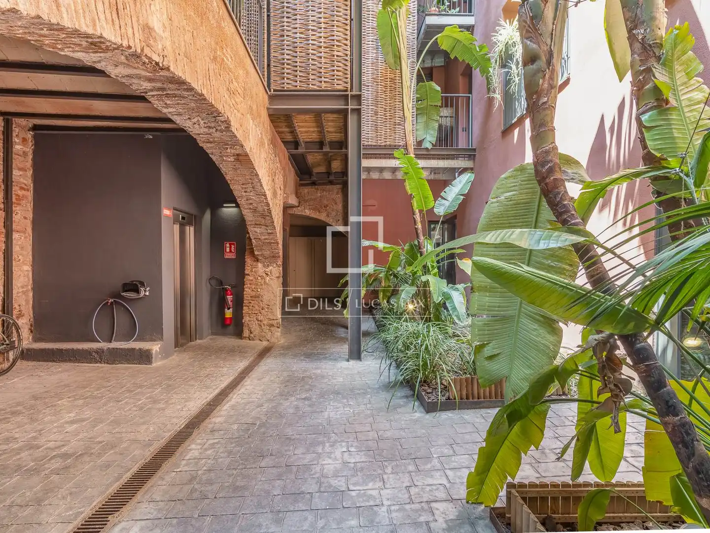 Vista exterior de Piso en venta en Barcelona con Aire acondicionado, Calefacción y Parquet