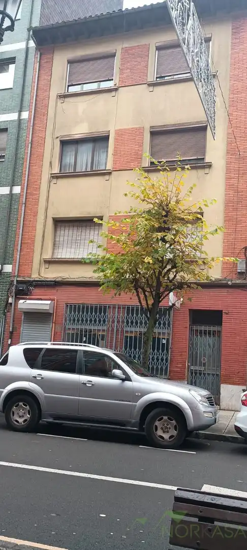Vista exterior de Edificio en venta en Oviedo 