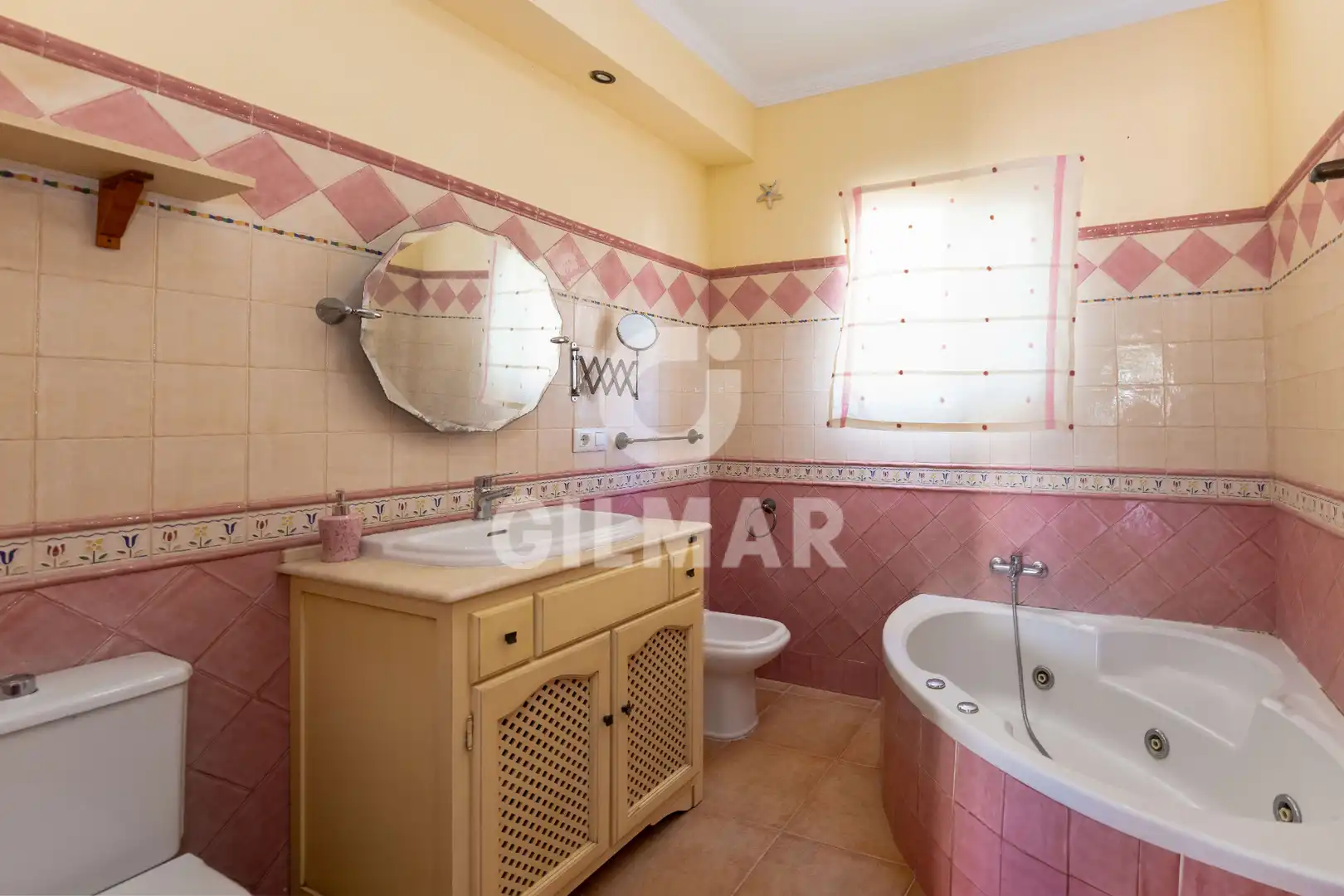 Bany de Casa o xalet de lloguer en El Puerto de Santa María amb Aire condicionat, Jardí privat i Piscina