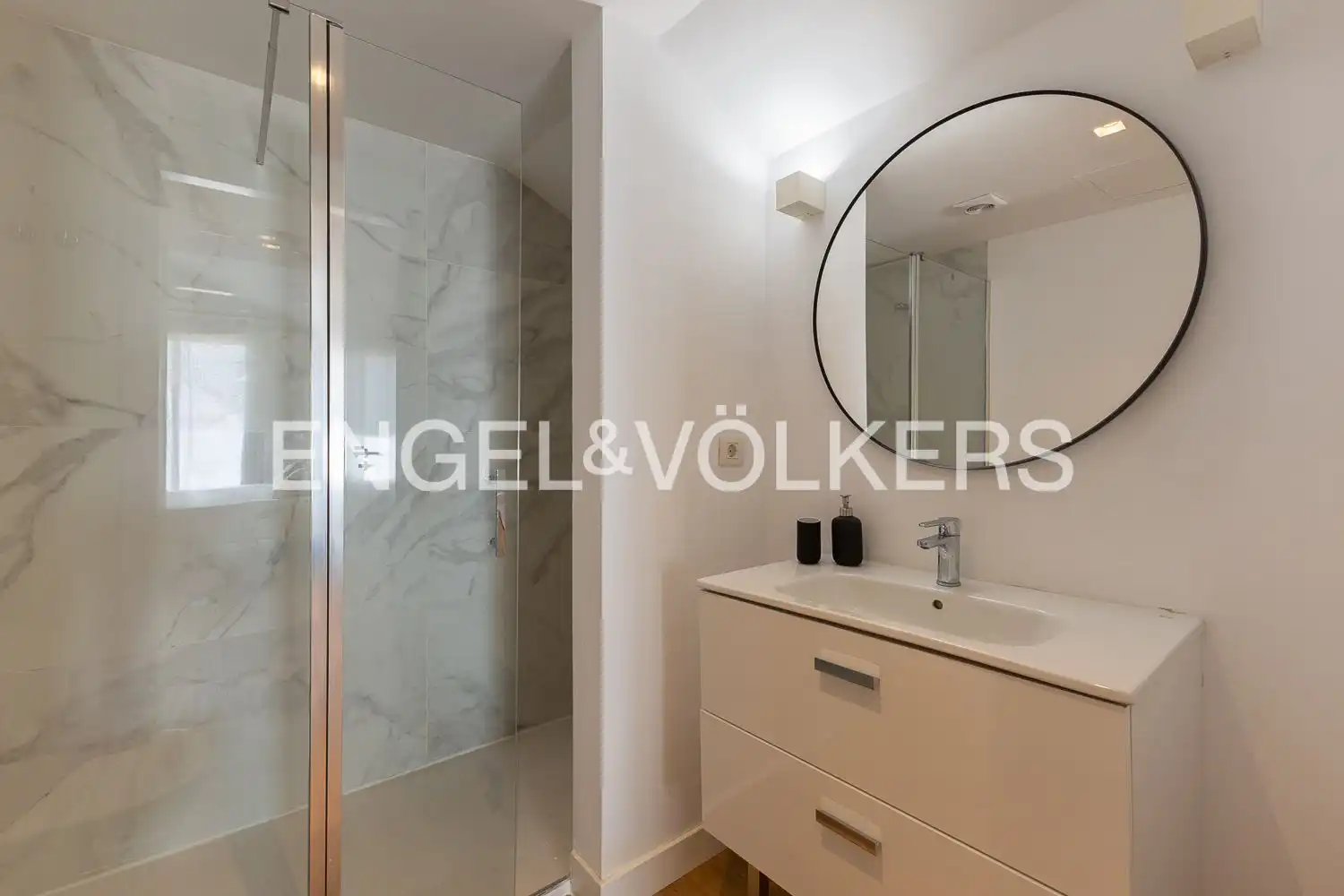 Badezimmer von Dachboden zum Verkauf in Valencia mit Klimaanlage, Heizung und Privatgarten