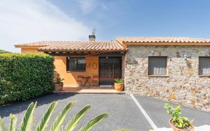 Vista exterior de Casa o xalet en venda en Vilanova del Vallès amb Calefacció, Jardí privat i Terrassa