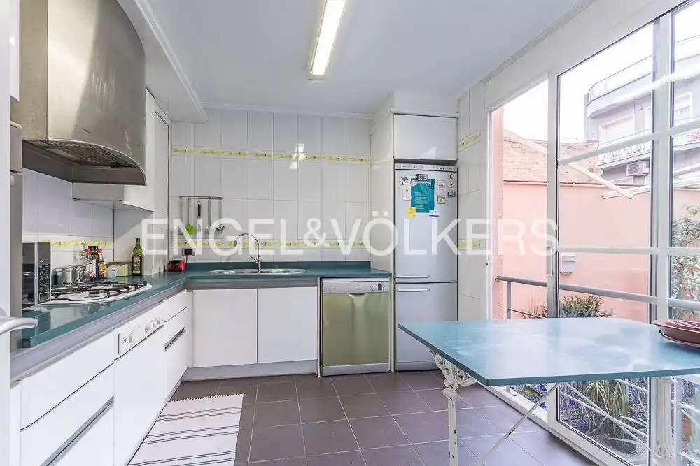 Cuina de Casa o xalet en venda en L'Hospitalet de Llobregat amb Aire condicionat, Calefacció i Parquet
