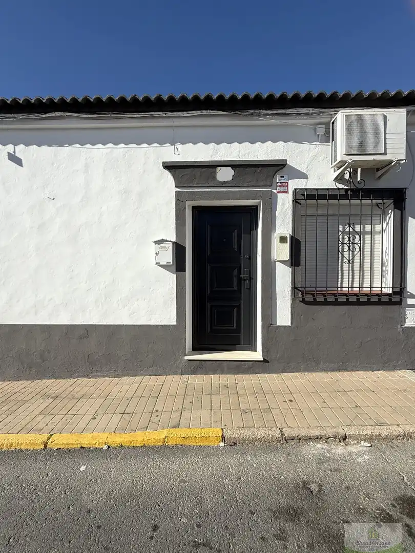 Vista exterior de Casa adosada en venda en Bollullos Par del Condado amb Aire condicionat, Calefacció i Traster