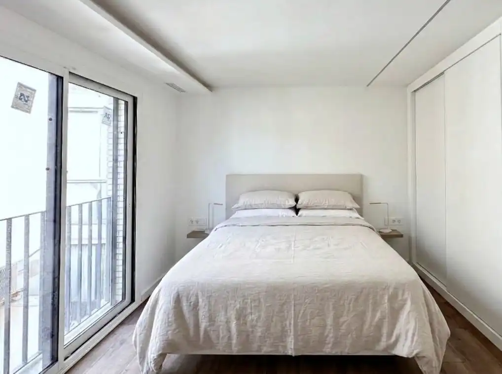 Schlafzimmer von Dachboden zum Verkauf in Badalona mit Klimaanlage, Heizung und Parkett