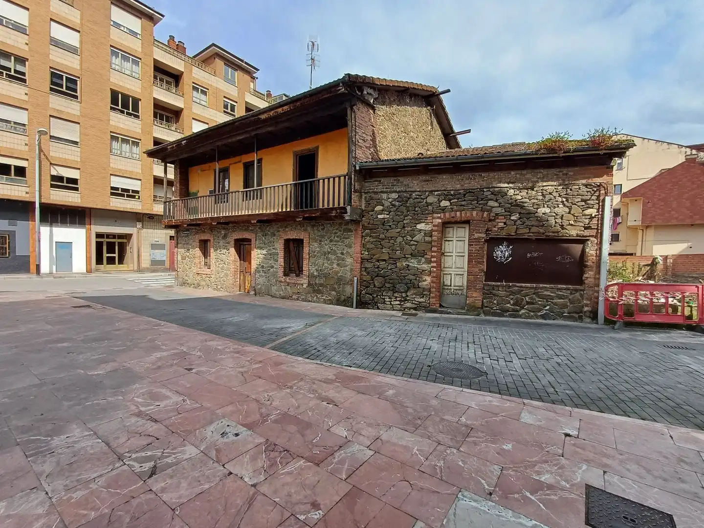 Vista exterior de Casa o xalet en venda en Mieres (Asturias) amb Terrassa i Piscina