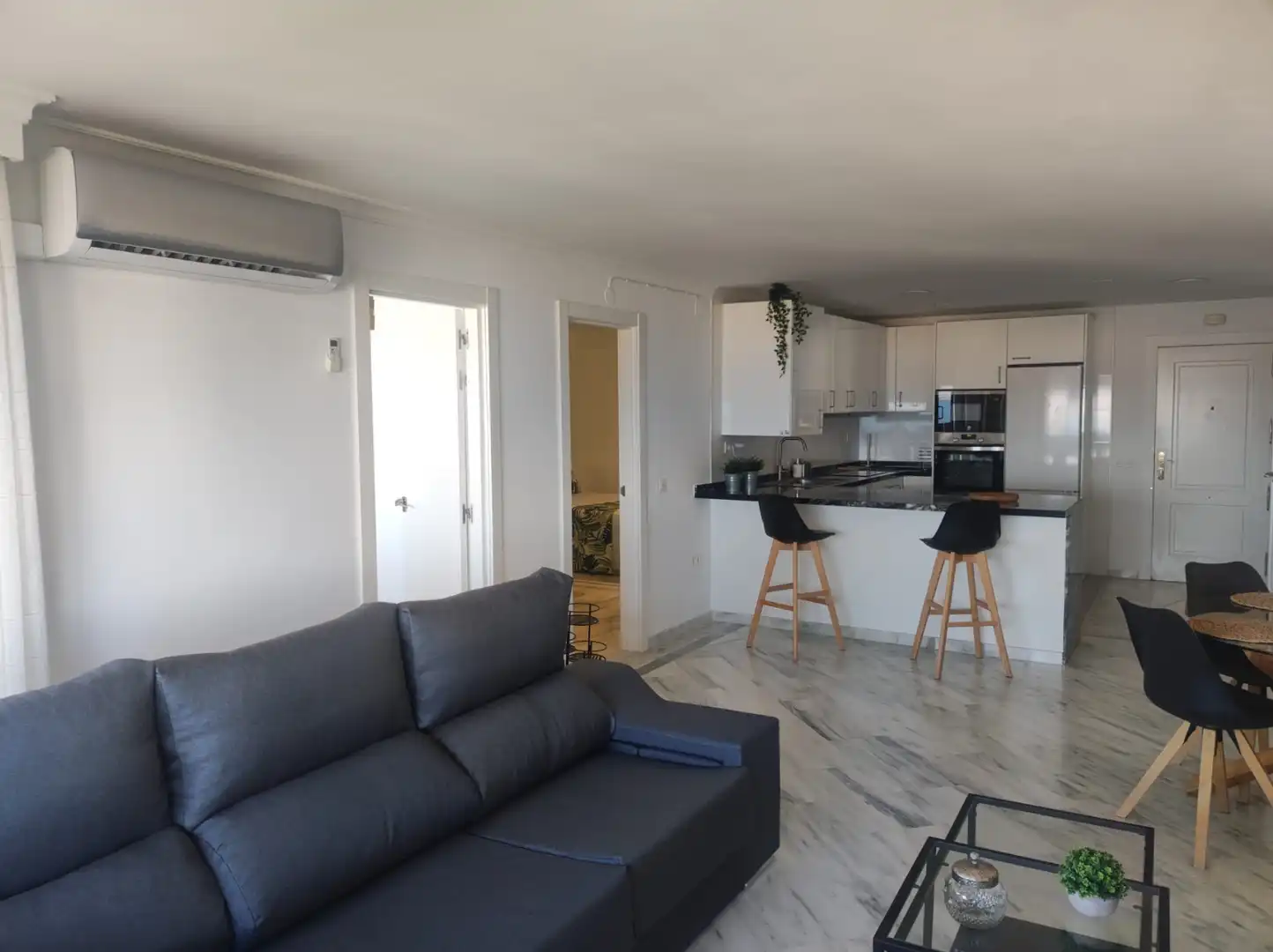 Living room of Flat for rent in Benalmádena  with Air Conditioner, Heating and Furnished