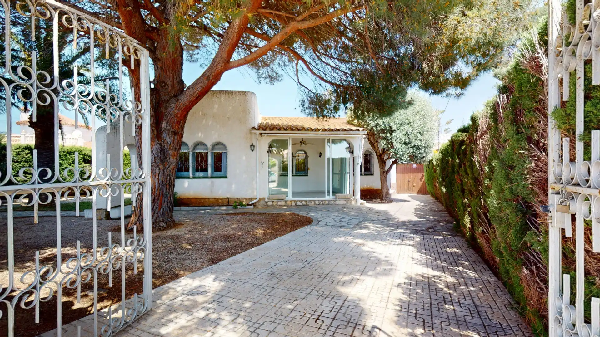 Vista exterior de Casa o xalet en venda en Mont-roig del Camp amb Aire condicionat, Calefacció i Jardí privat