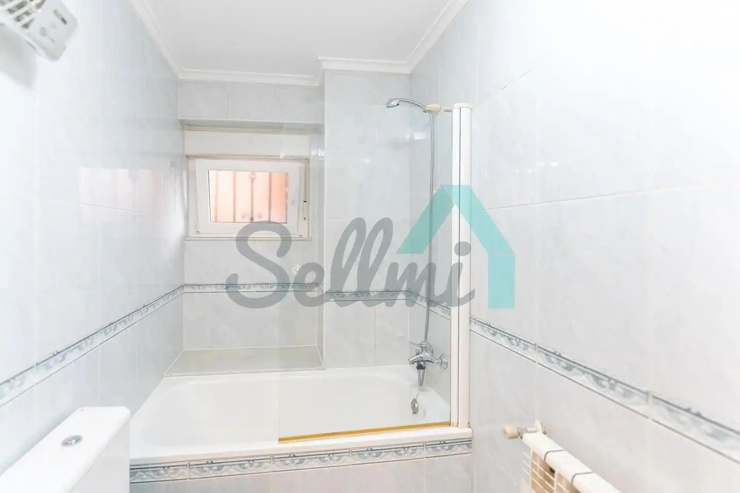 Bathroom of Flat for rent in Oviedo   with Heating, Parquet flooring and Storage room