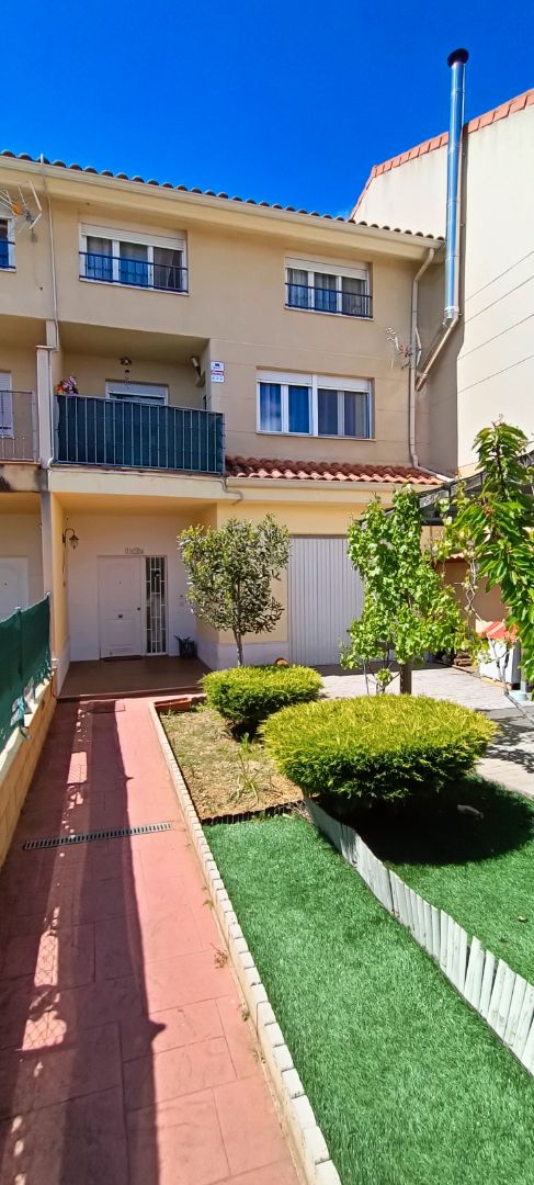 Vista exterior de Casa adosada en venda en Cabanillas del Campo amb Aire condicionat, Calefacció i Jardí privat