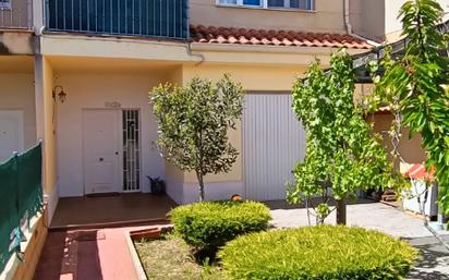 Exterior view of Single-family semi-detached for sale in Cabanillas del Campo  with Air Conditioner, Heating and Private garden