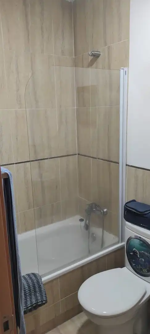 Badezimmer von Wohnung zum Verkauf in Sanlúcar la Mayor mit Klimaanlage, Heizung und Abstellraum