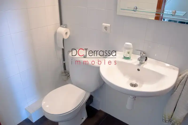 Bany de Local en venda en Terrassa amb Aire condicionat, Calefacció i Moblat