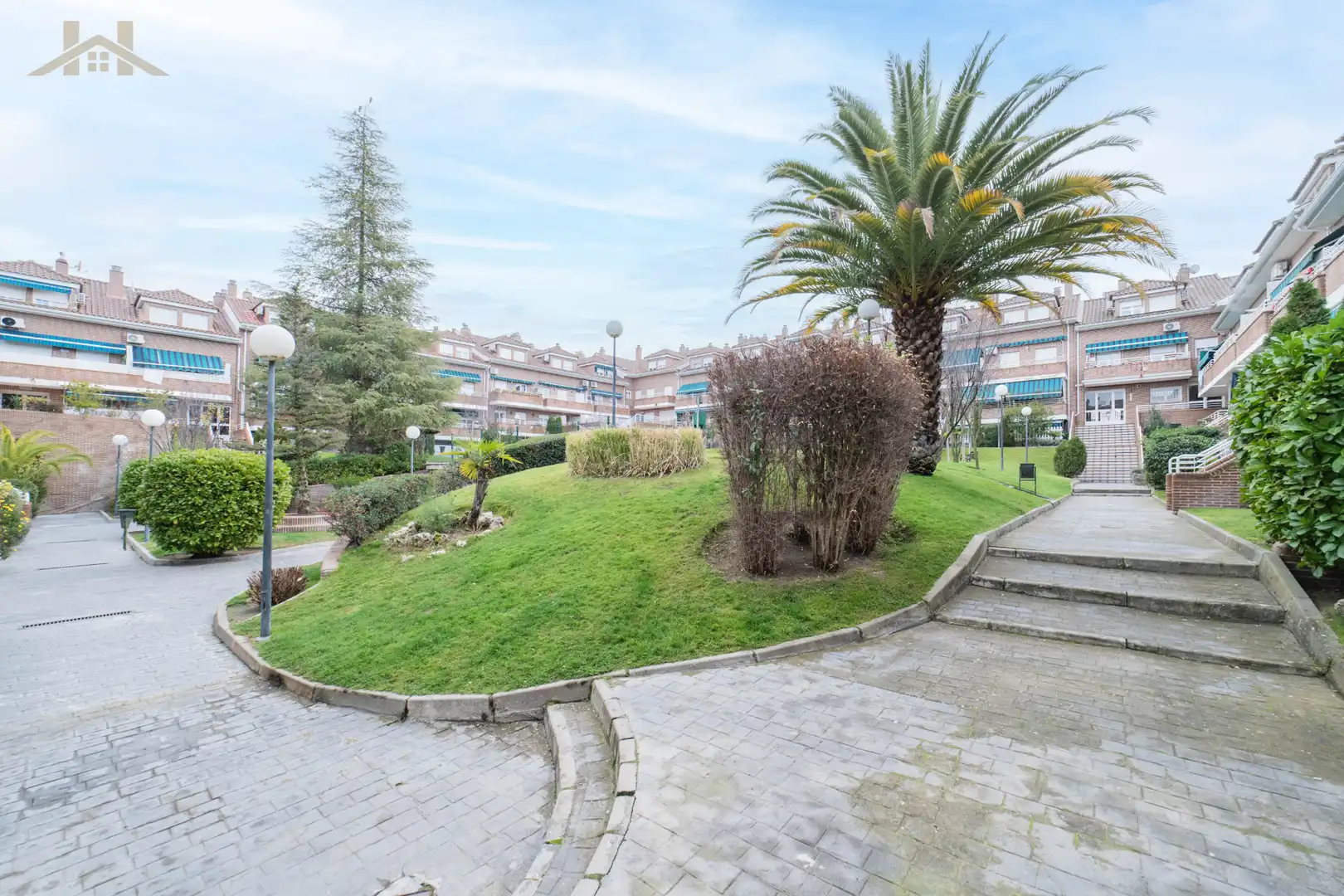 Vista exterior de Dúplex en venta en Sevilla la Nueva con Amueblado, Horno y Lavadora