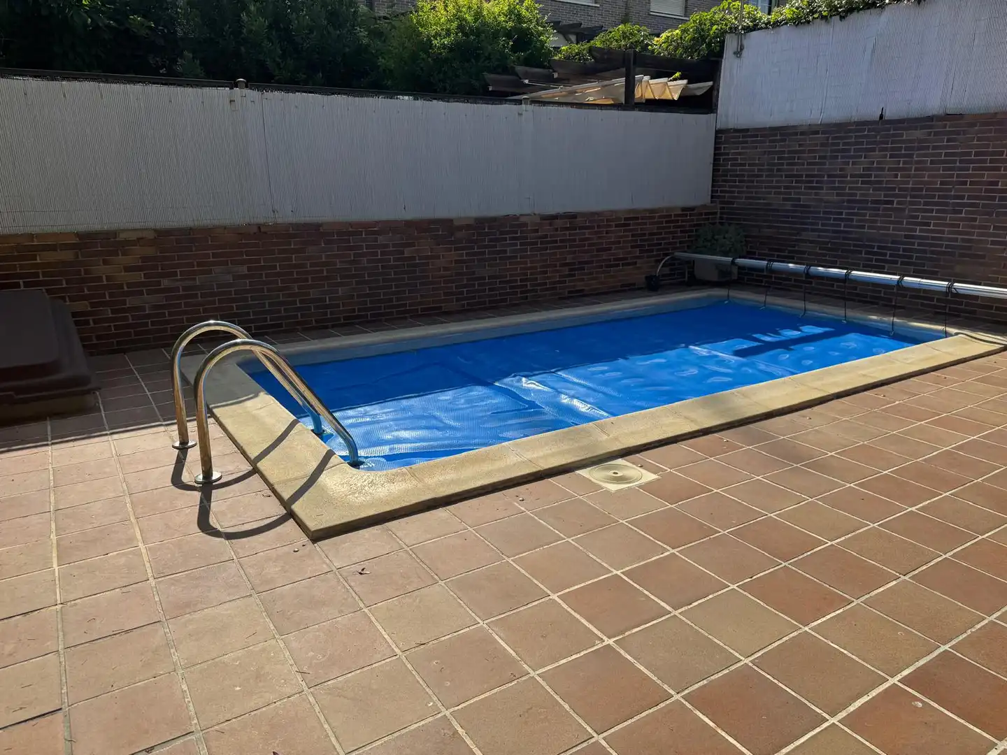 Piscina de Casa adosada en venta en Boadilla del Monte con Aire acondicionado, Calefacción y Jardín privado