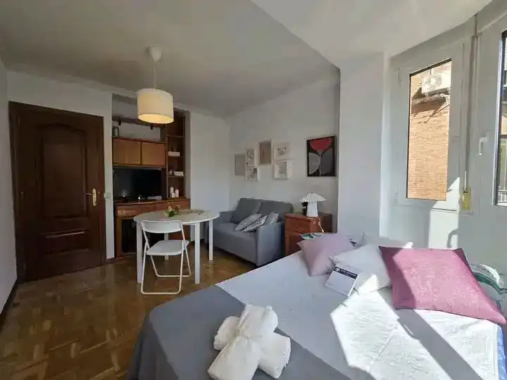 Wohnzimmer von Wohnungen zur Miete in  Madrid Capital mit Balkon