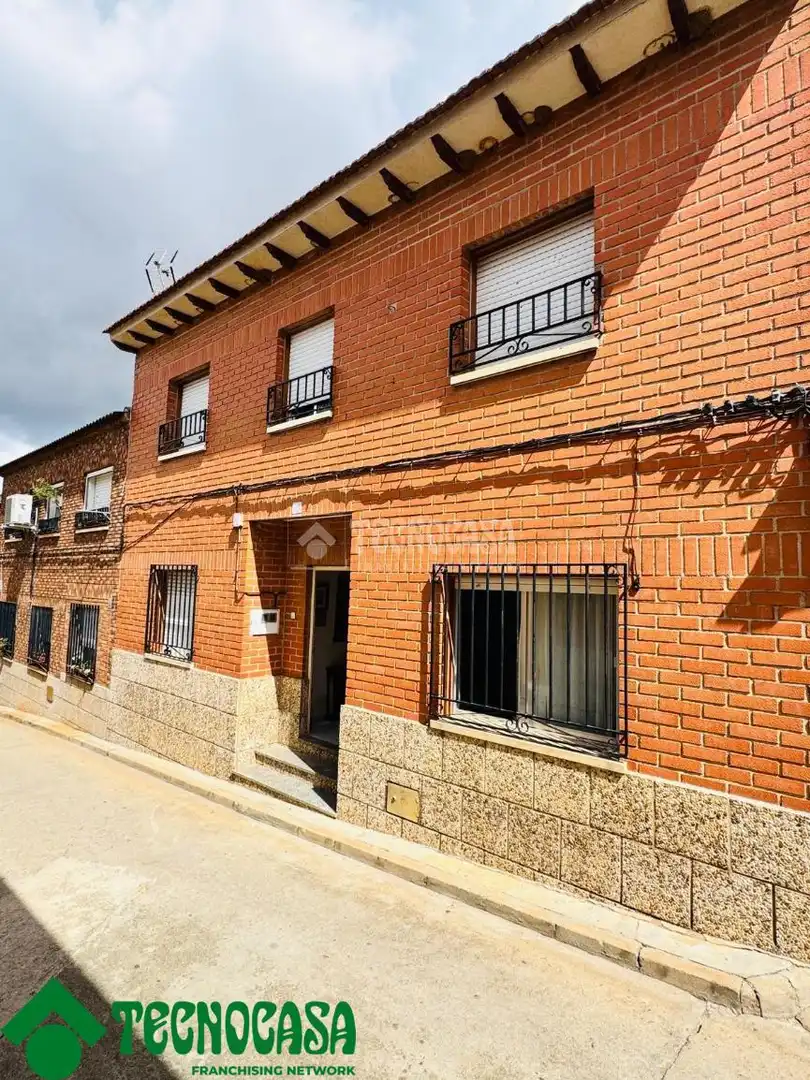 Vista exterior de Casa adosada en venda en Los Navalmorales