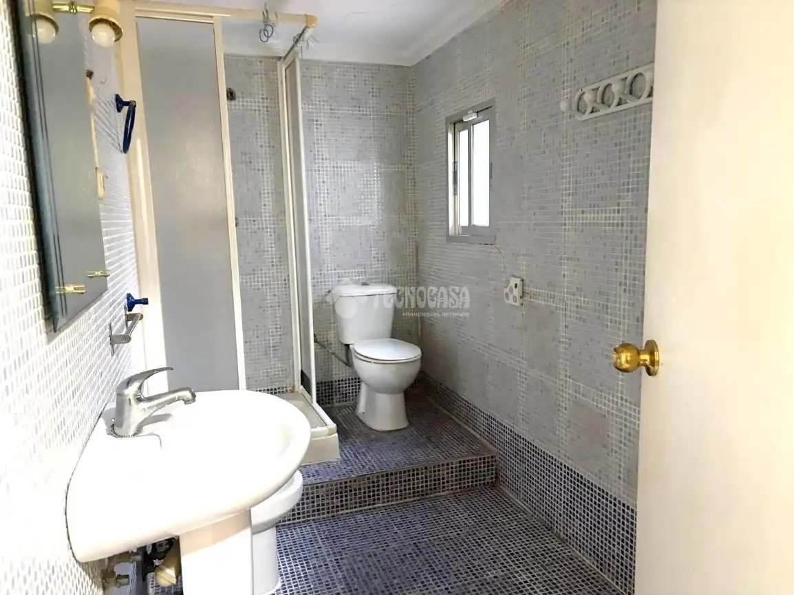 Baño de Casa adosada en venta en Sevilla con Aire acondicionado y Terraza