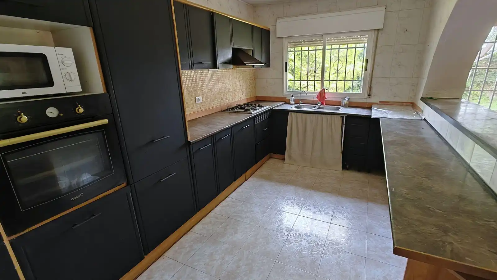 Cuina de Casa o xalet en venda en Castellón de la Plana / Castelló de la Plana amb Aire condicionat, Jardí privat i Terrassa