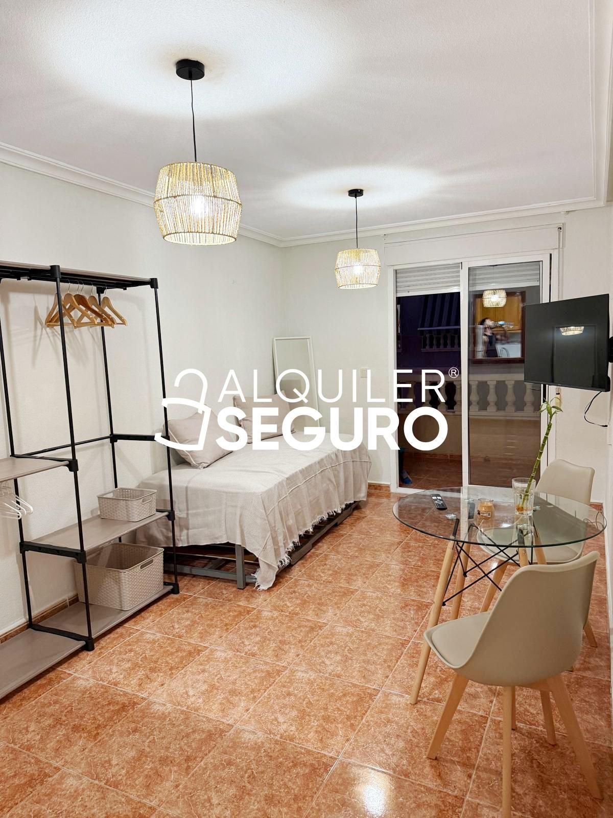 Habitación de Estudio de alquiler en Torrevieja con Aire acondicionado, Terraza y Piscina