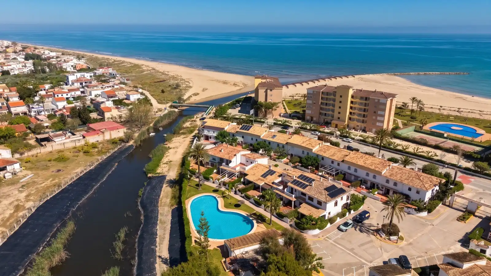 Vista exterior de Casa adosada en venda en Dénia amb Aire condicionat, Calefacció i Jardí privat