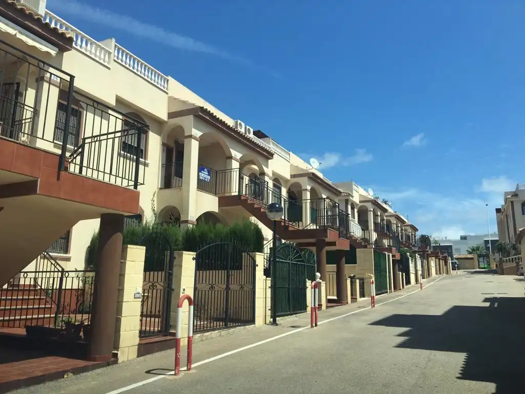 Außenansicht von Dachboden zur Miete in Torrevieja mit Terrasse, Möbliert und Ofen