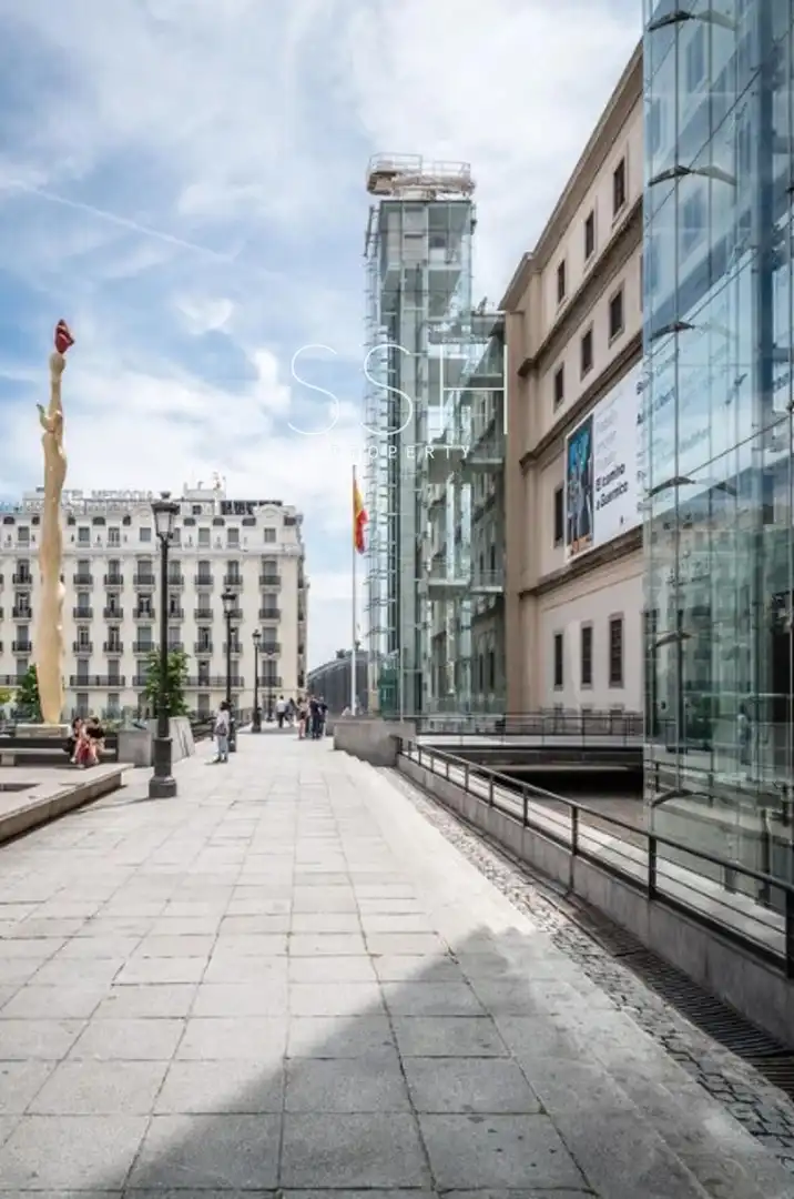 Vista exterior de Edifici en venda en Madrid